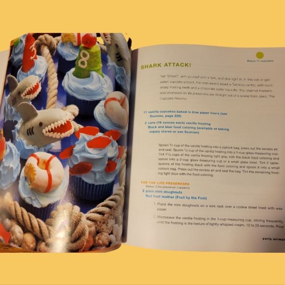 Hello, Cupcake Cookbook - Picture 4 of 5